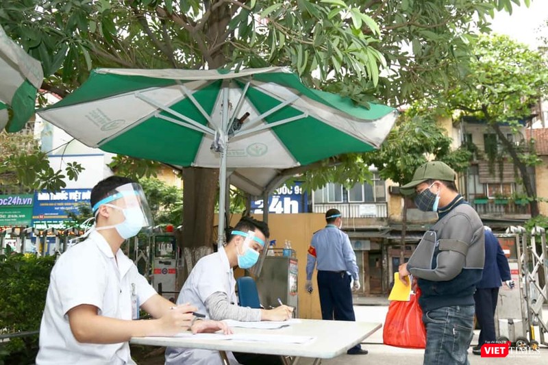 Hàng loạt biện pháp phòng, chống dịch được BV Hữu Nghị Việt Đức tiếp tục tăng cường vào sáng nay, 1/4, khi cả nước thực hiện cách ly (ảnh: Nguyễn Hương)