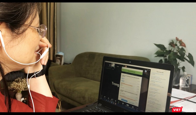 Giảng viên dạy trực tuyến qua Zoom 