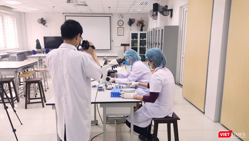 Giảng viên môn Sinh lý học quay video giảng dạy trực tuyến 