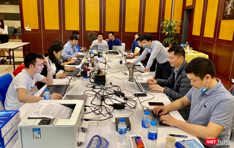 Tổ thông tin đáp ứng dịch của Ban Chỉ đạo Quốc gia phòng, chống dịch COVID-19 làm việc ngày đêm để “truy tìm” những người mắc COVID-19 trên các chuyến bay vào Việt Nam. 