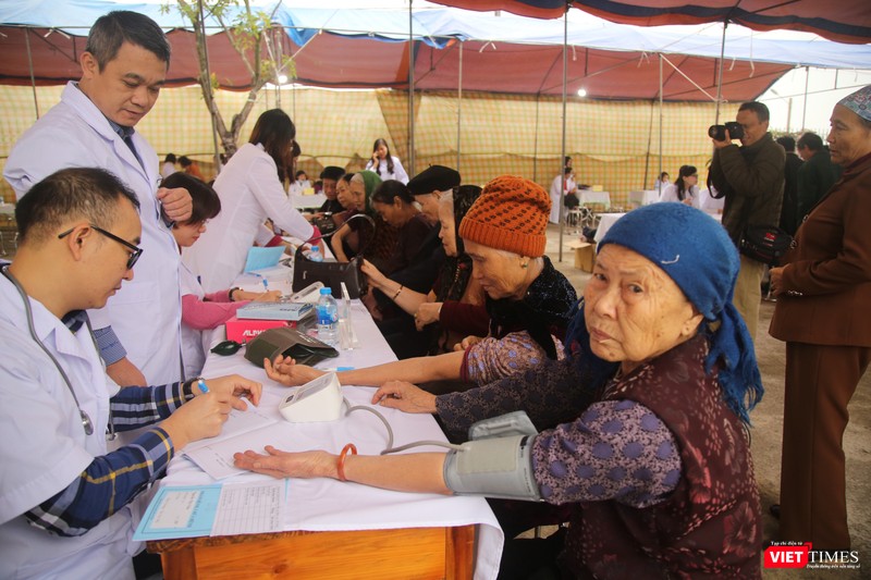 Một buổi khám bệnh cho bà con vùng núi của các bác sĩ Bệnh viện Đại học Y Hà Nội trước khi có dịch COVID-18