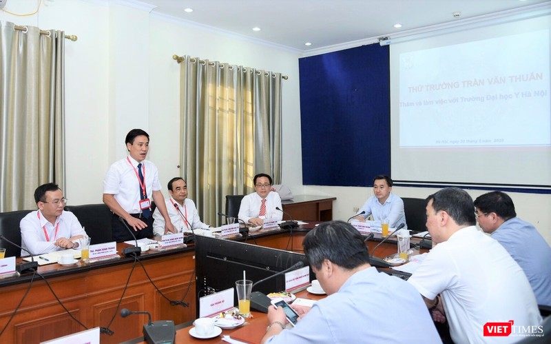 PGS.TS. Đoàn Quốc Hưng - Phó Hiệu trưởng Trường Đại học Y Hà Nội báo cáo tình hình hoạt động sau đại học của trường PGS.TS. Đoàn Quốc Hưng - Phó Hiệu trưởng Trường Đại học Y Hà Nội báo cáo tình hình hoạt động sau đại học của trường