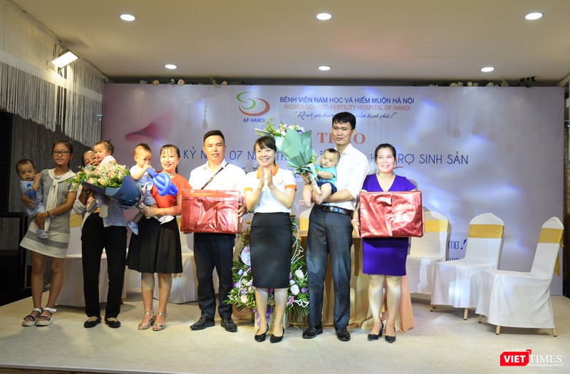 Bệnh viện trao quà cho các gia đình thụ tinh trong ống nghiệm thành công