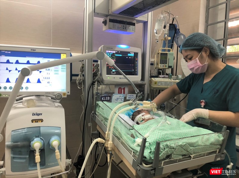 Em bé sơ sinh bị vứt ngoài trời đang được duy trì sự sống nhờ công nghệ và các thiết bị hiện đại