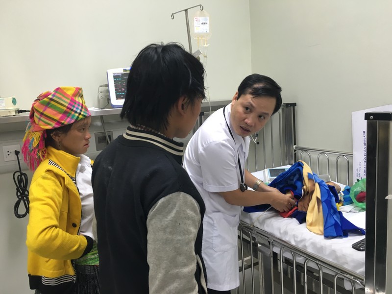 TS. Lê Ngọc Duy  - Giám đốc Trung tâm Cấp cứu –chống độc BV Nhi Trung ương khám cho cháu Chớ A Hảo