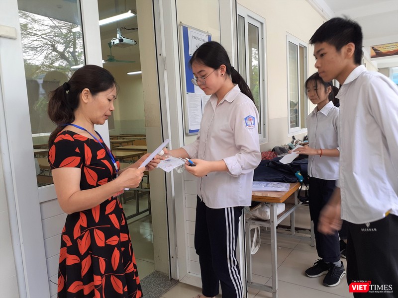 Vào phòng thi (ảnh: Minh Thúy) Vào phòng thi (ảnh: Minh Thúy)