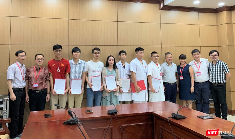 “Người hùng” Đoàn Ngọc Hải được Hiệu trưởng Trường Đại học Y Hà Nội tặng quà ảnh 4 Trường Đại học Y Hà Nội cử các chuyên gia xét nghiệm hàng đầu hỗ trợ Đà Nẵng và các tỉnh miền Trung