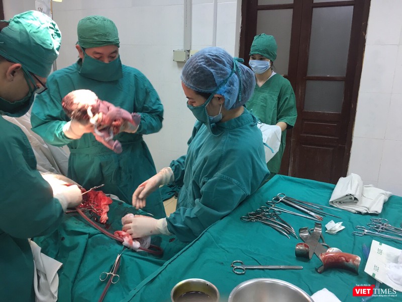 BV Chợ Rẫy cách ly nhiều nhân viên y tế tiếp xúc với bệnh nhân 517 ảnh 5 Thai nhi sa dây rốn: Nữ hộ sinh quỳ gối lấy tay giữ 25 phút