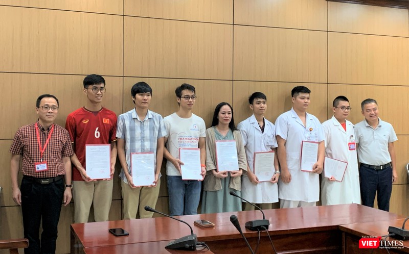 GS. TS. Tạ Thành Văn (ngoài cùng bên trái) và PGS.TS. Nguyễn Lân Hiếu (ngoài cùng bên phải) trao quyết định cho Tổ công tác đi nhận nhiệm vụ tại vùng dịch 