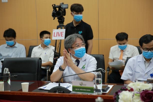 GS. TS. Trần Bình Giang tư vấn cho các BV ở các điểm cầu