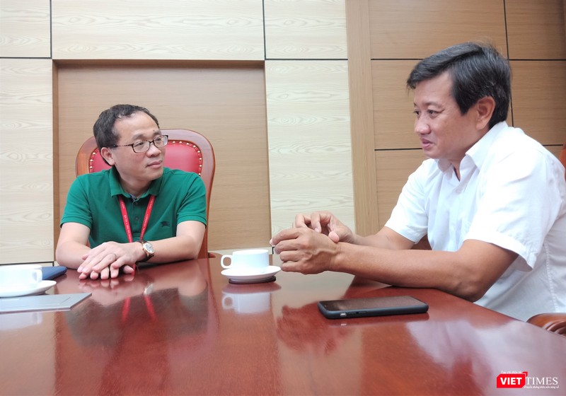 Nếu Bộ GD-ĐT chỉ đạo, nam sinh cõng bạn đi học 10 năm có được vào Đại học Y Hà Nội? ảnh 4 “Người hùng” Đoàn Ngọc Hải được Hiệu trưởng Trường Đại học Y Hà Nội tặng quà