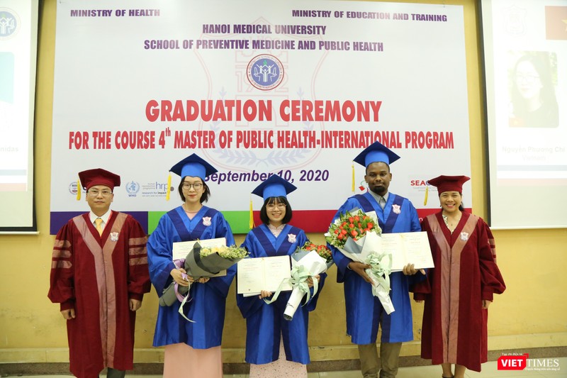 Phó Hiệu trưởng Trường ĐHYHN Phạm Văn Thắng và GS.TS. Lê Thị Hương trao thưởng cho 3 học viên xuất sắc nhất khóa 