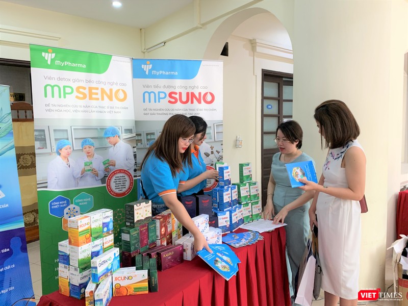 Các đại biểu tham quan khu vực trưng bày các sản phẩm KH&CN tiêu biểu Các đại biểu tham quan khu vực trưng bày các sản phẩm KH&CN tiêu biểu