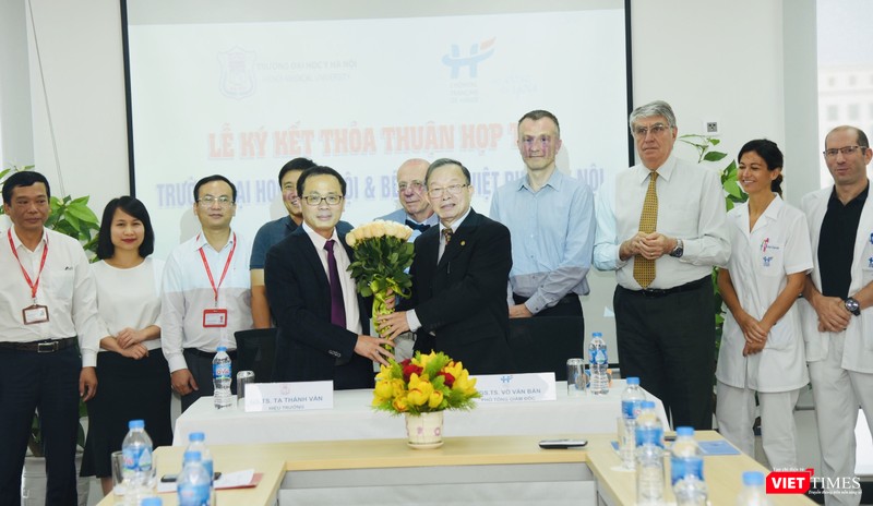 GS. TS. Tạ Thành Văn – Hiệu trưởng Trường Đại học Y Hà Nội và PGS. TS. Võ Văn Bản – Phó Tổng Giám đốc Bệnh viện Việt Pháp Hà Nội ký kết thỏa thuận hợp tác toàn diện