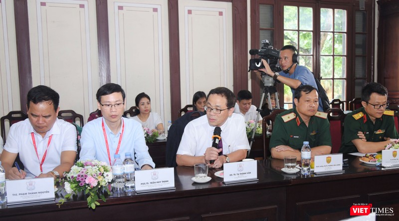 GS.TS. Tạ Thành Văn (người cầm mic): “Y học chính xác, y học cá thể là xu hướng phát triển tất yếu của thế kỷ XXI" GS.TS. Tạ Thành Văn (người cầm mic): “Y học chính xác, y học cá thể là xu hướng phát triển tất yếu của thế kỷ XXI