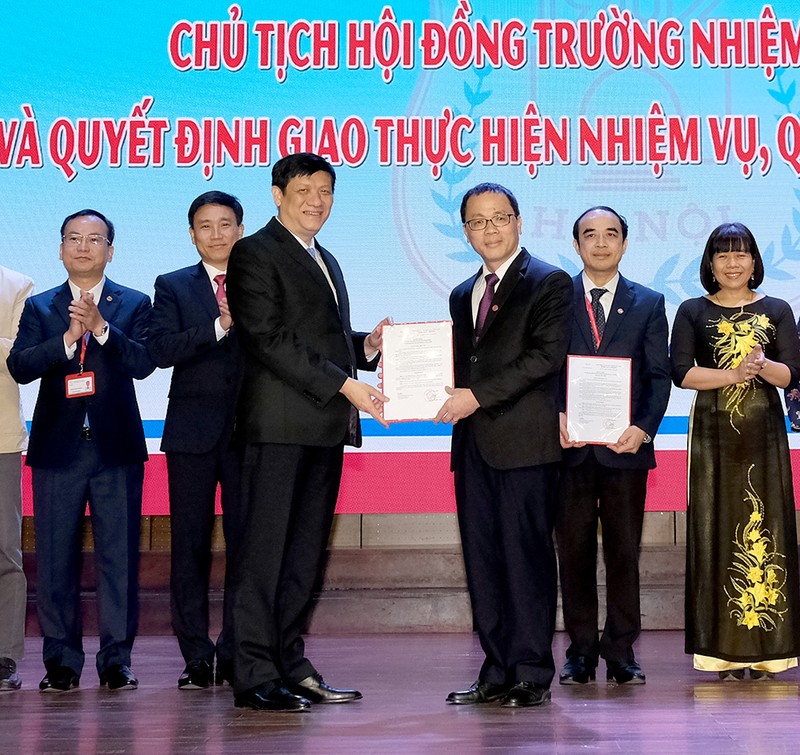 Bộ trưởng Bộ Y tế Nguyễn Thanh Long trao quyết định Chủ tịch Hội đồng Trường Đại học Y Hà Nội cho GS.TS. Tạ Thành Văn - Chủ tịch Hội đồng trường đầu tiên của ngôi trường đại học có lịch sử lâu đời nhất Việt Nam