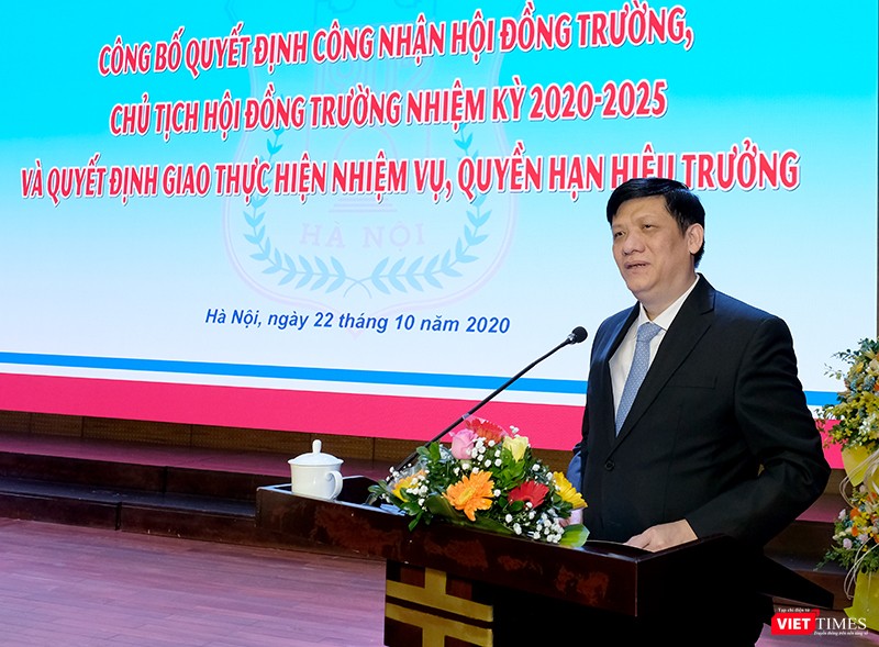 Q. Bộ trưởng Bộ Y tế Nguyễn Thanh Long chúc mừng các thành viên đã được bầu vào Hội đồng trường, chúc mừng GS.TS. Tạ Thành Văn được tín nhiệm bầu giữ chức vụ Chủ tịch Hội đồng trường