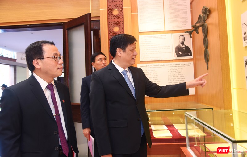 Q. Bộ trưởng Bộ Y tế Nguyễn Thanh Long và GS.TS. Tạ Thành Văn - tân Chủ tịch Hội đồng trường Trường Đại học Y Hà Nội tại phòng truyền thống của Trường