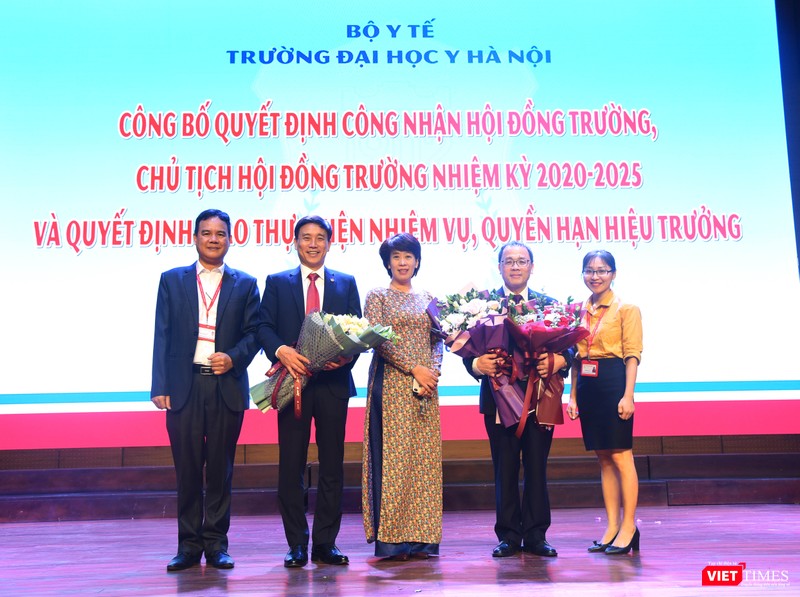 Chúc mừng Chủ tịch Hội đồng trường Tạ Thành Văn và Phó Hiệu trưởng Đoàn Quốc Hưng - người được giao thực hiện nhiệm vụ, quyền hạn của Hiệu trưởng