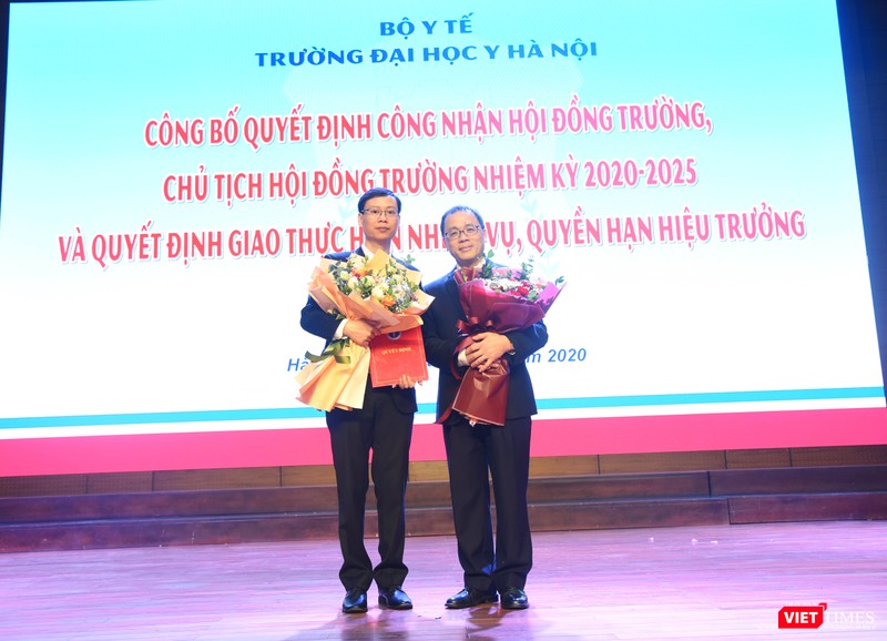 PGS.TS.BS. Trần Huy Thịnh - Thư ký Hội đồng trường (bên trái) chúc mừng tân Chủ tịch Hội đồng trường