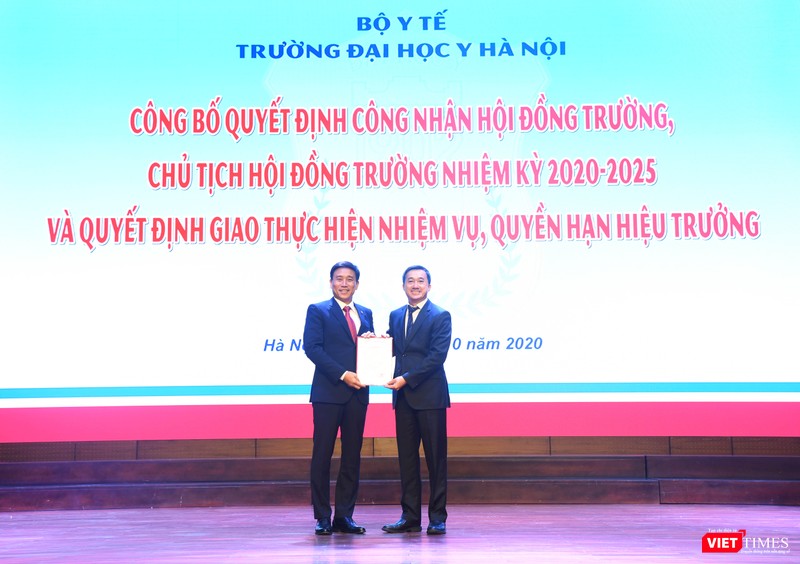 Thứ trưởng Bộ Y tế Trần Văn Thuấn trao quyết định giao thực hiện nhiệm vụ, quyền hạn của Hiệu trưởng Trường Đại học Y Hà Nội cho PGS.TS. Đoàn Quốc Hưng - Phó Hiệu trưởng nhà trường