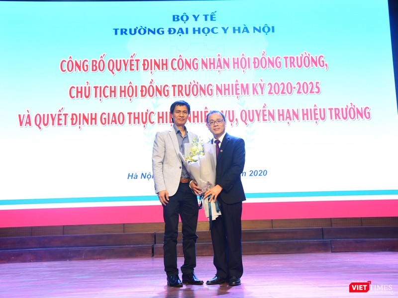 PGS.TS. Đồng Văn Hệ - Phó Giám đốc BV Việt Đức (bên trái) chúc mừng Chủ tịch Hội đồng trường Trường Đại học Y Hà Nội - GS.TS. Tạ Thành Văn.