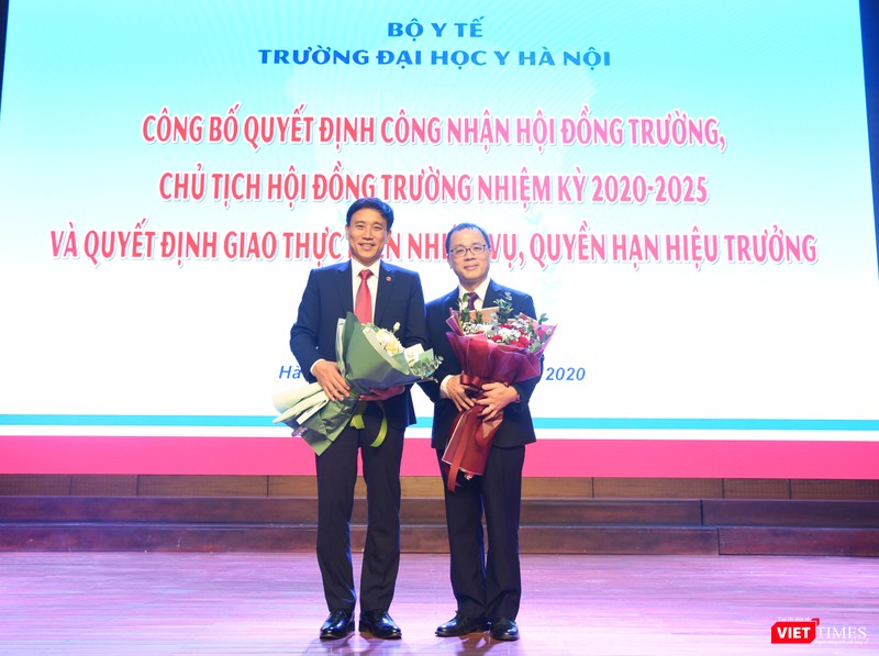 GS.TS. Tạ Thành Văn - Chủ tịch Hội đồng trường Trường Đại học Y Hà Nội (bên phải) và PGS.TS. Đoàn Quốc Hưng - Phó Hiệu trưởng trường, người được giao thực hiện nhiệm vụ, quyền hạn của Hiệu trưởng nhà trường