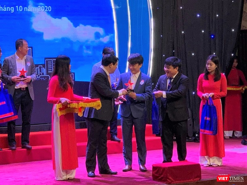 Ths. Phạm Thế Thạch – Phó Trưởng khoa Hồi sức tích cực - Bệnh viện Bạch Mai (người đứng thứ ba từ phải sang) nhận biểu trưng và phần thưởng tri ân do PGS.TS. Lương Ngọc Khuê - Cục trưởng Cục Quản lý Khám, chữa bệnh (Bộ Y tế) và TBT Báo Tuổi trẻ trao