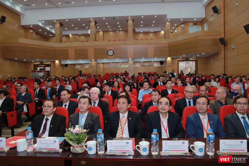 Các đại biểu dự lễ kỷ niệm 60 năm và đón Huân chương Lao động hạng Nhất của Viện đào tạo YHDP&amp;YTCC