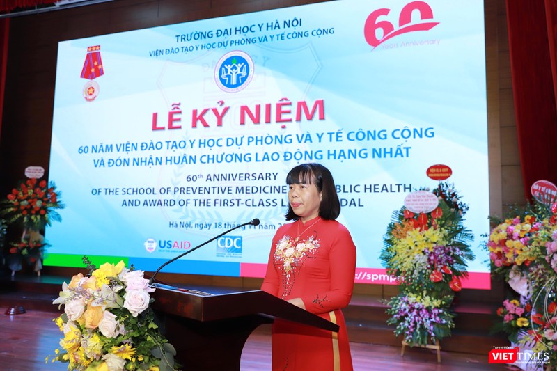 GS.TS. Lê Thị Hương – Viện trưởng Viện đào tạo YHDP&amp;YTCC - phát biểu khai mạc buổi lễ