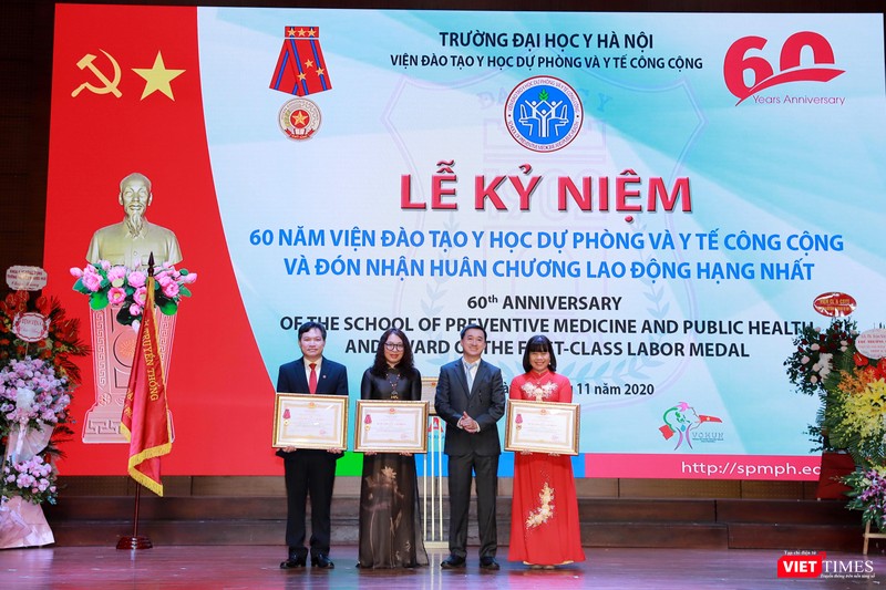 Thứ trưởng Trần Văn Thuấn trao Huân chương Lao động hạng Ba cho GS.TS.NGƯT. Lê Thị Hương - Viện trưởng ,cùng 2 Viện phó là PGS.TS. Kim Bảo Giang, PGS.TS.TTƯT. Nguyễn Đăng Vững vì những đóng góp to lớn cho ngành y tế
