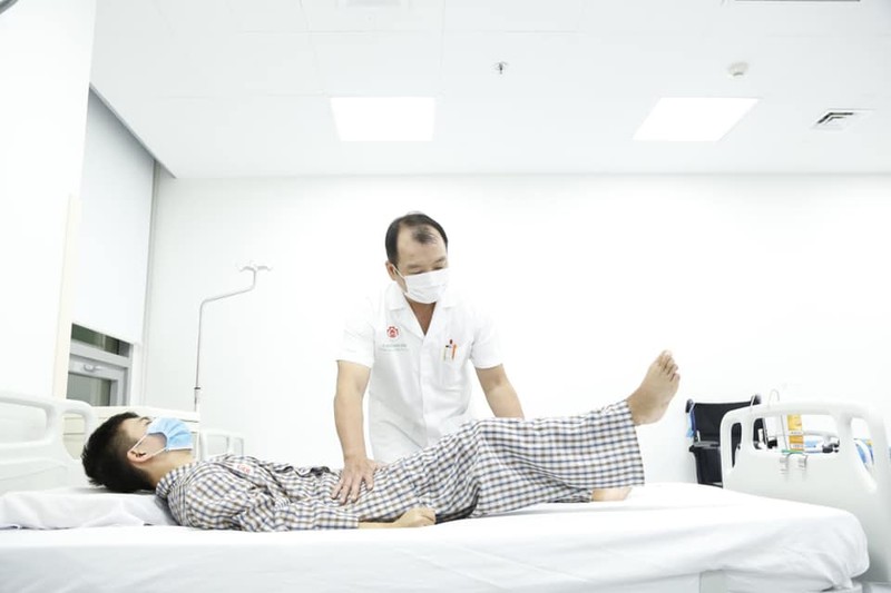 Chăm sóc cho bệnh nhân bị viêm cột sống dính khớp biến dạng nặng nề sau ca mổ