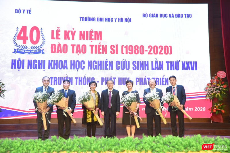 GS.TS. Tạ Thành Văn – Bí thư Đảng ủy, Chủ tịch Hội đồng Trường Đại học Y Hà Nội (người đứng giữa) và các vị khách mời đến từ Bộ GD&amp;ĐT và các đơn vị trong ngành y tế