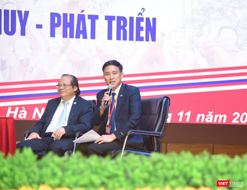 PGS. TS. Đoàn Quốc Hưng (người cầm mic)– Phó Hiệu trưởng Trường Đại học Y Hà Nội