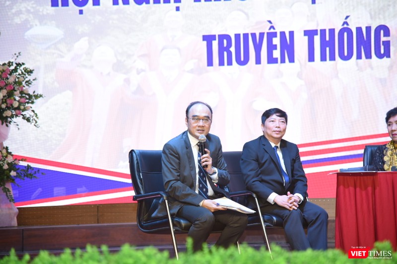 PGS.TS. Lê Minh Giang (người cầm mic)– Trưởng phòng Quản lý đào tạo sau đại học, Trường Đại học Y Hà Nội