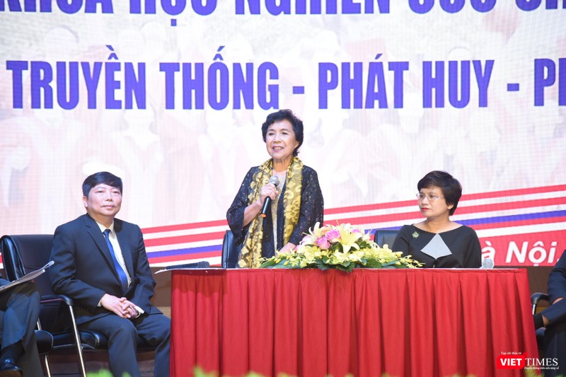 Bà Thẩm Hoàng Điệp (đứng)– là người bảo vệ luận án Phó tiến sĩ thứ 100 của Trường Đại học Y Hà Nội