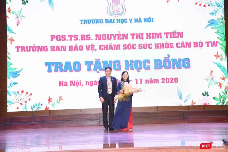 PGS.TS. Đoàn Quốc Hưng – Phó Hiệu trưởng Trường Đại học Y Hà Nội - cảm ơn tình cảm của PGS.TS. Nguyễn Thị Kim Tiến dành cho sinh viên