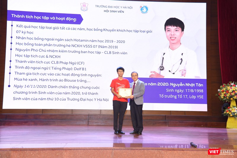 GS.TS. Tạ Thành Văn - Chủ tịch Hội đồng Trường Đại học Y Hà Nội - trao quà cho “Sinh viên của năm 2020” Nguyễn Nhật Tân.