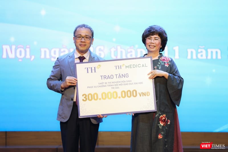 Bà Thái Hương trao tặng Trường Đại học Y Hà Nội thiết bị thí nghiệm hóa sinh phục vụ Chương trình Đổi mới giáo dục đại học của Trường trị giá 300 triệu đồng.