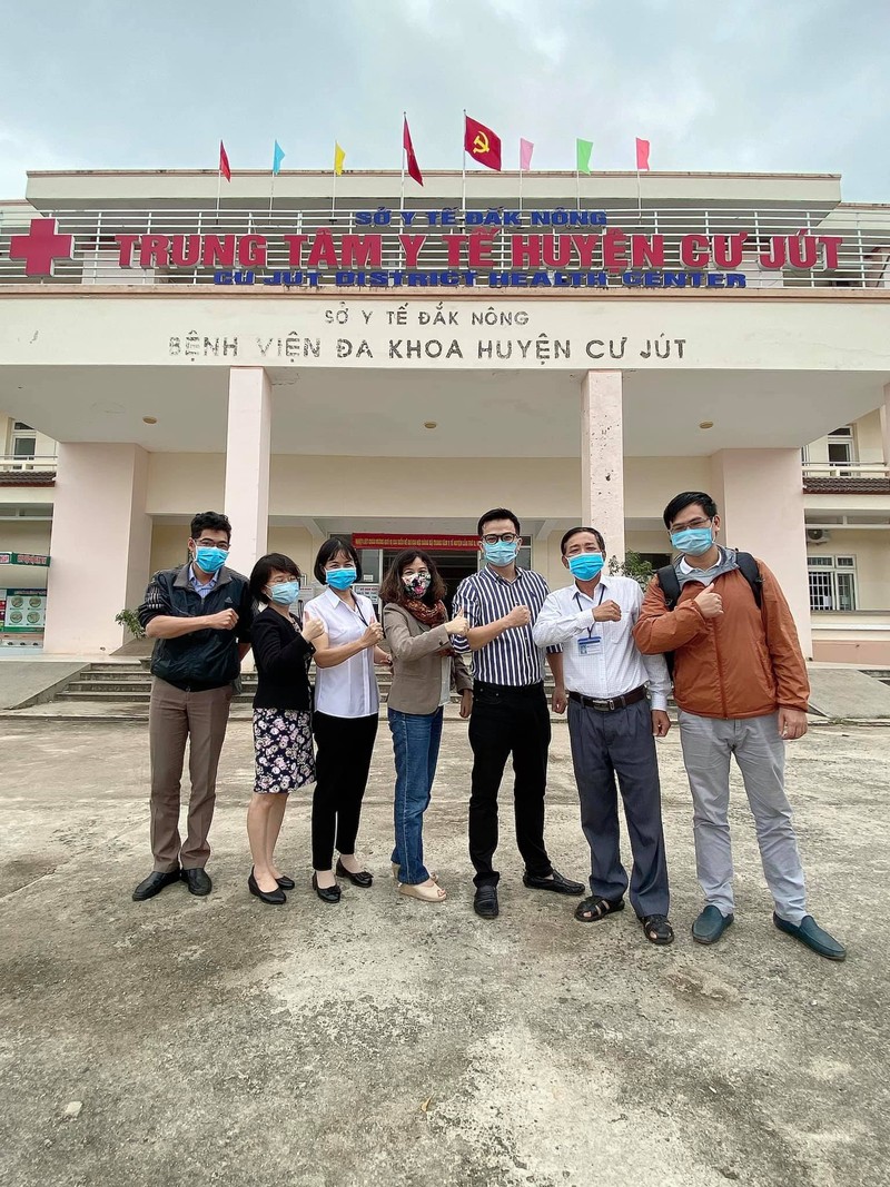 PGS.TS Trần Xuân Bách (thứ ba từ phải sang) trong chuyến công tác ở vùng cao đầu tháng 12/2020