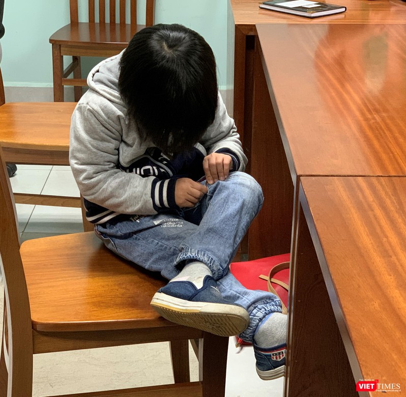 Bé HV 12 tuổi nhưng trông chỉ như trẻ 4-5 tuổi. HV là một trong 400 bệnh nhi đang được điều trị tại Bệnh viện Nhi Trung ương.