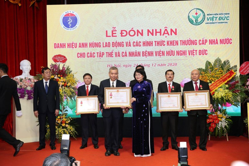 Phó Chủ tịch nước trao Huân chương Lao động hạng Ba cho Trung tâm Tim mạch và Lồng ngực