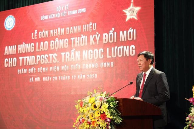 Thứ trưởng Bộ Y tế Đỗ Xuân Tuyên đánh giá cao những đóng góp trong chuyên môn và quản lý của TTND. PGS. TS. Trần Ngọc Lương