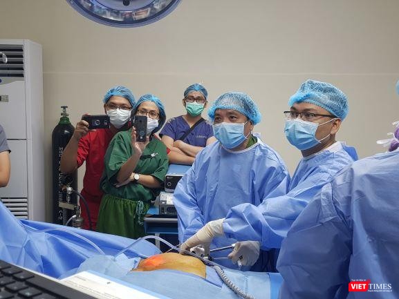 PGS.TS. Trần Ngọc Lương mổ thị phạm trong chương trình đào tạo các chuyên gia nước ngoài