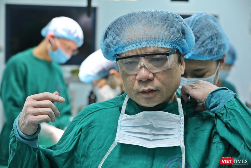 PGS.TS Trần Ngọc Lương - Giám đốc BV Nội tiết Trung ương trong một ca mổ