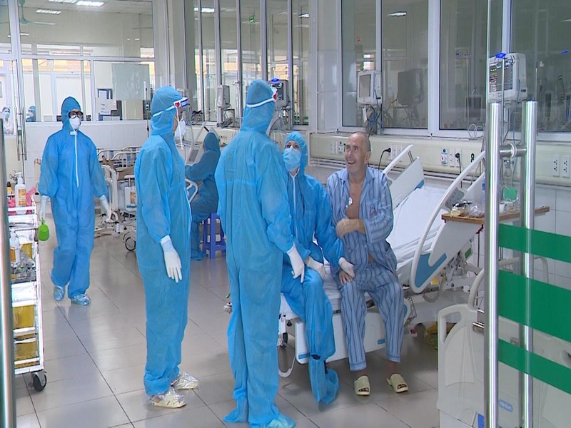 Nụ cười của bệnh nhân COVID-19 người nước ngoài được cứu sống tại Việt Nam