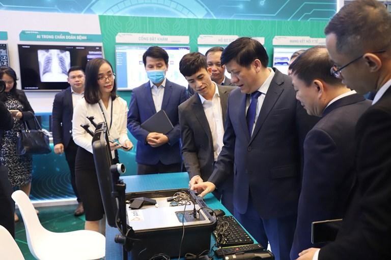 Bộ trưởng Bộ Y tế Nguyễn Thanh Long thăm triển lãm các gian hàng của các doanh nghiệp về các ứng dụng CNTT trong CĐS quốc gia. Bộ trưởng Bộ Y tế Nguyễn Thanh Long thăm triển lãm các gian hàng của các doanh nghiệp về các ứng dụng CNTT trong CĐS quốc gia.