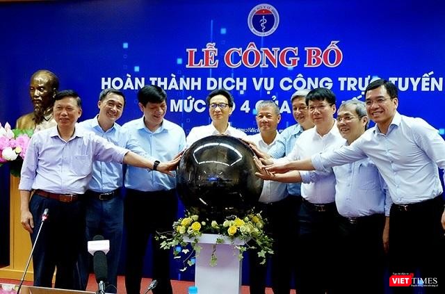 Phó Thủ tướng Chính phủ Vũ Đức Đam cùng lãnh đạo Bộ Y tế công bố hoàn thành dịch vụ công mức độ 4 thuộc thẩm quyền của Bộ Y tế