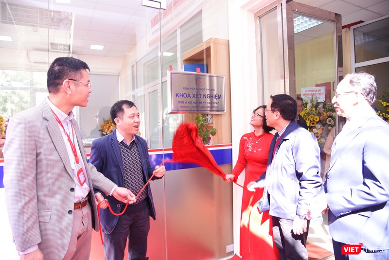 Cắt băng khánh thành Đơn vị Xét nghiệm Kỹ thuật cao của Bệnh viện Đại học Y Hà Nội