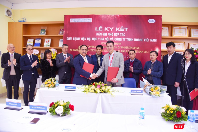 Lễ ký kết biên bản ghi nhớ hợp tác giữa Bệnh viện Đại học Y Hà Nội với Công ty TNHH Roche Việt Nam